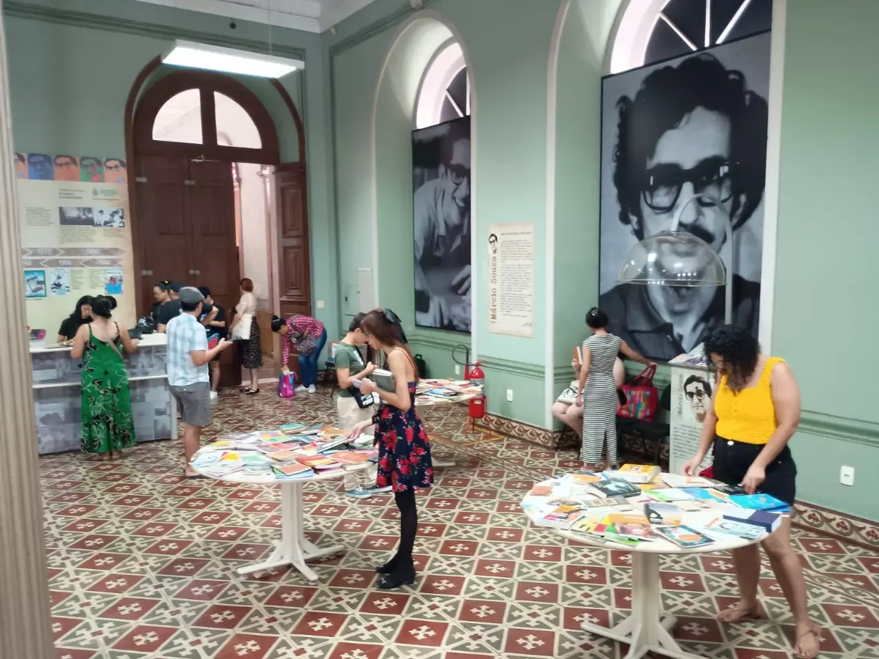 Biblioteca Pública do Amazonas promove troca de livros e visitas guiadas para incentivar a leitura