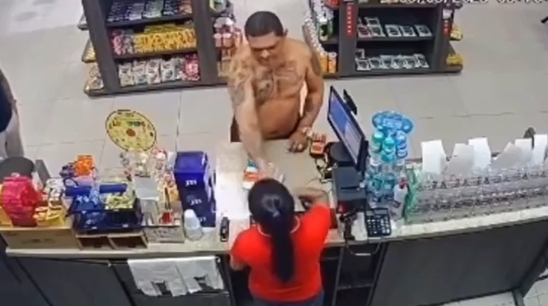 Cliente joga cerveja em atendente e provoca pancadaria em loja de Manaus