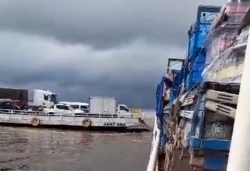 Colisão entre balsas assusta passageiros no AM