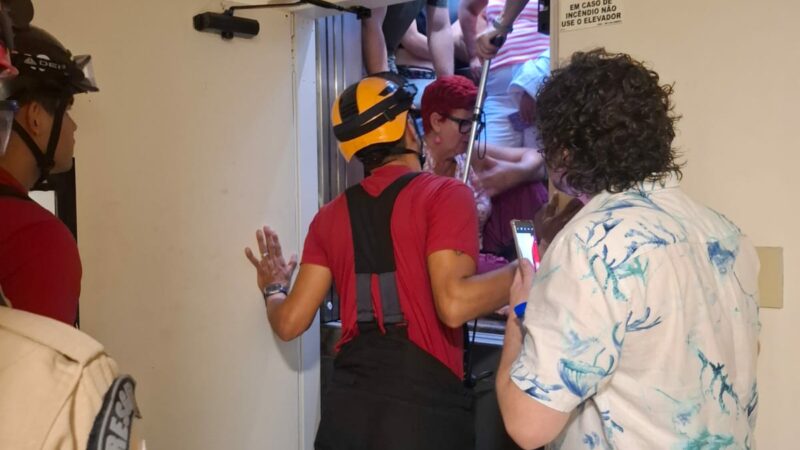 Corpo de Bombeiros resgata seis turistas presos em elevador de hotel no Centro de Manaus