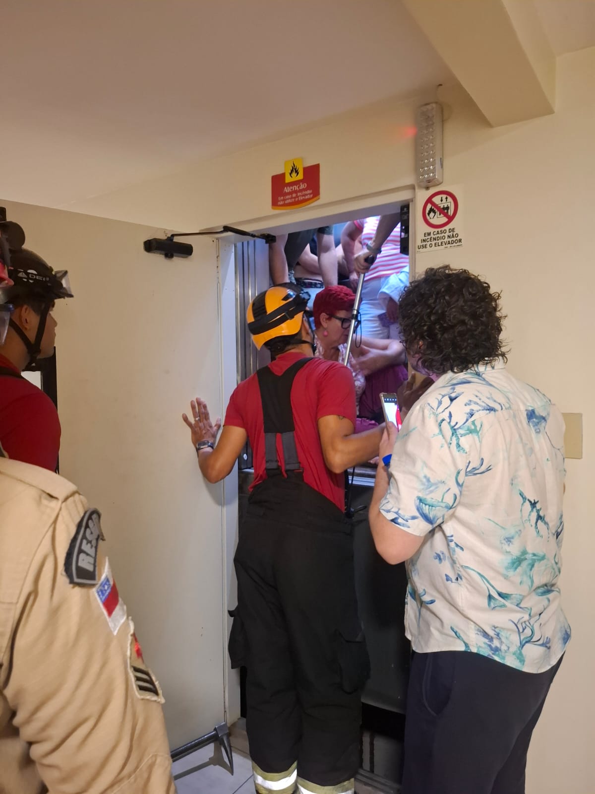 Corpo de Bombeiros resgata seis turistas presos em elevador de hotel no Centro de Manaus