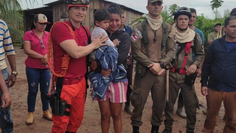 Criança de dois anos desaparecida na BR-319 é encontrada pelo Corpo de Bombeiros ao lado de cães que a protegiam