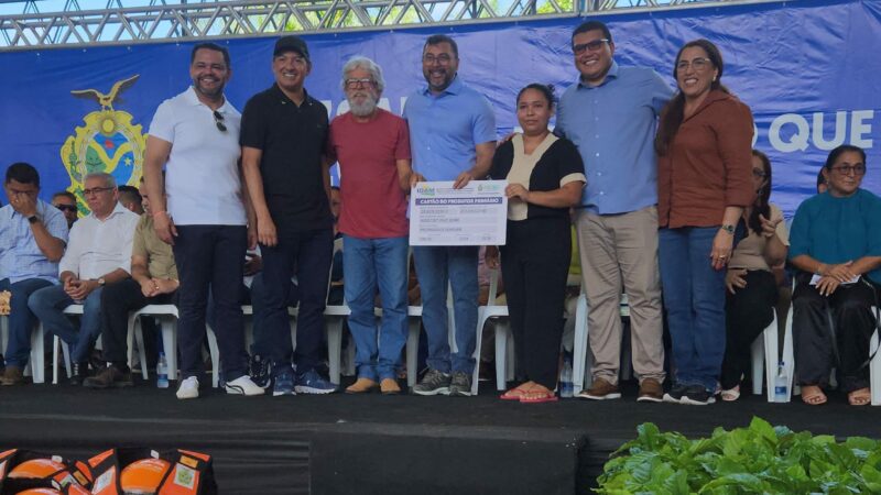 Em Barcelos, Governo do Amazonas entrega 116 documentos rurais a agricultores familiares