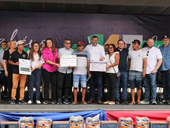 Em Manicoré e Humaitá, Governo do Amazonas beneficia agricultores e pescadores com crédito e documentos