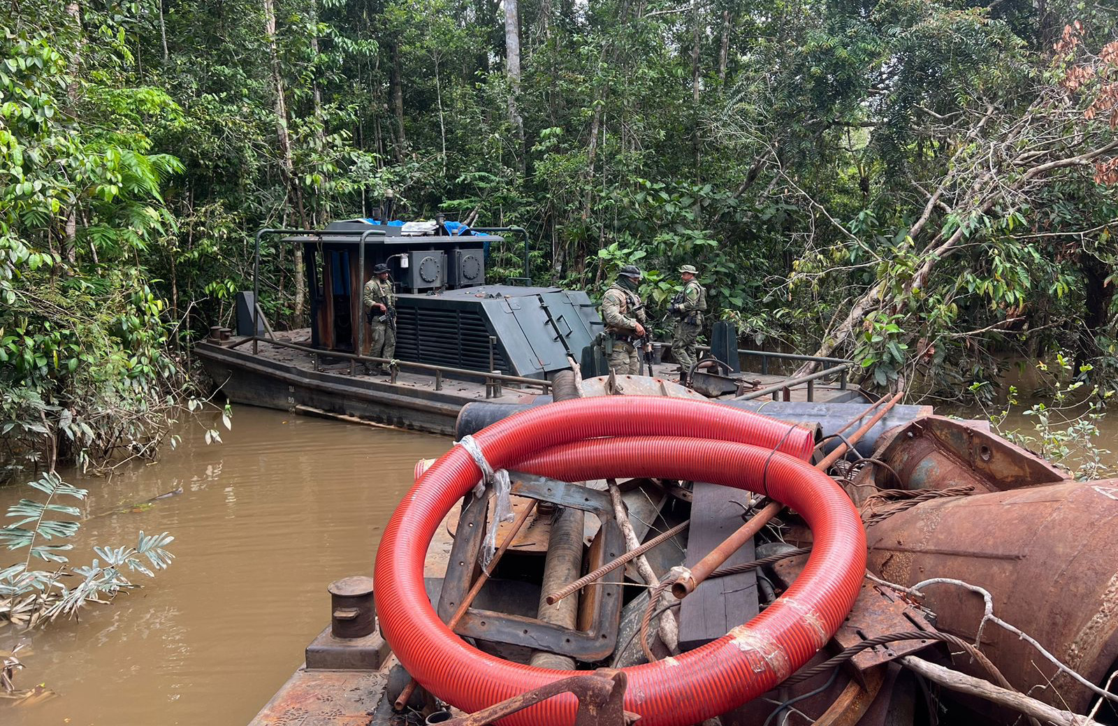 Forças Armadas destroem 10 dragas ilegais de garimpo no Amazonas