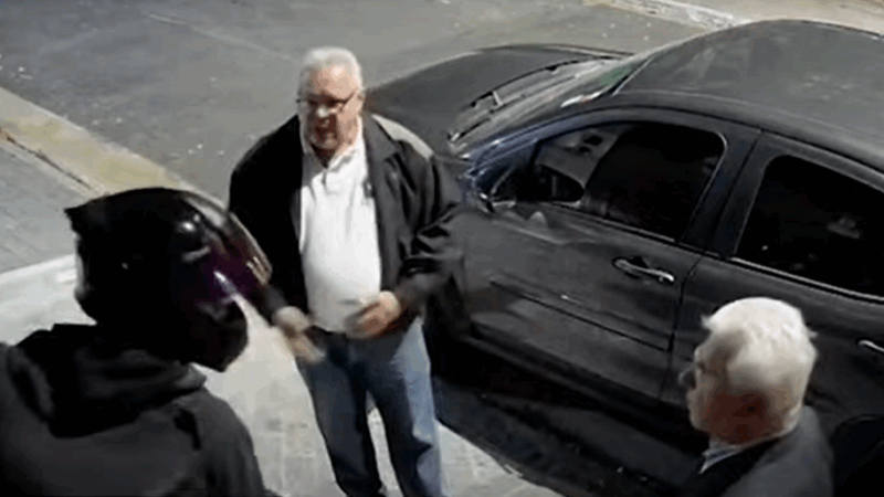 Ladrão desiste de assaltar ‘filhos de Deus’ e devolve celular