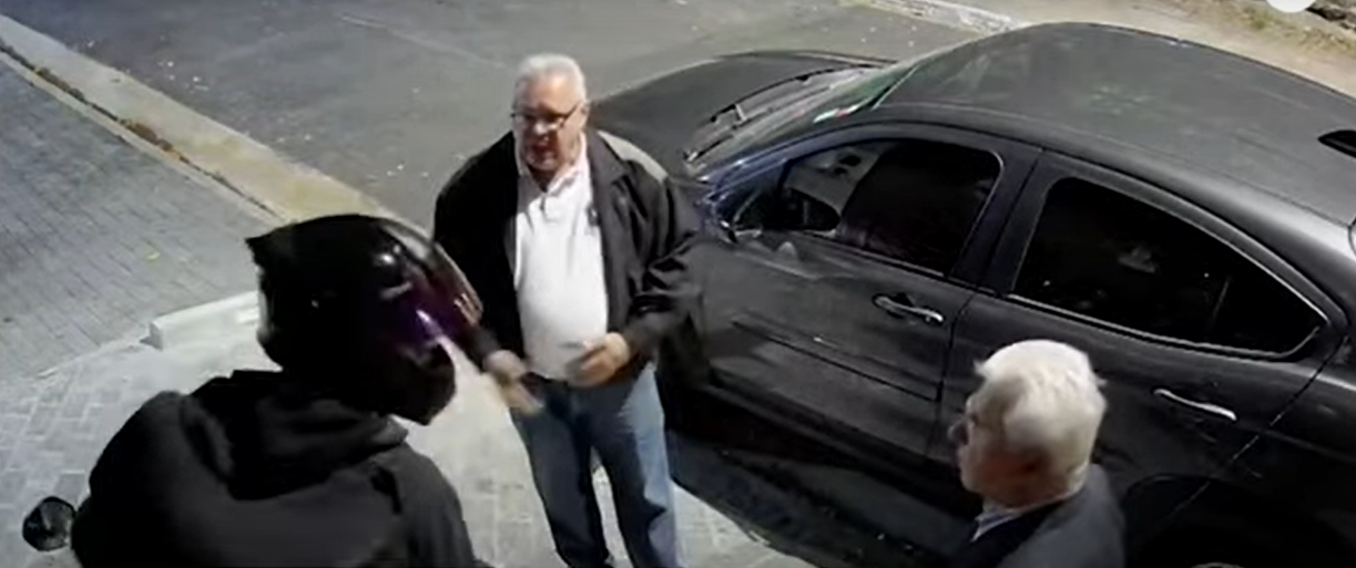 Ladrão desiste de assaltar ‘filhos de Deus’ e devolve celular