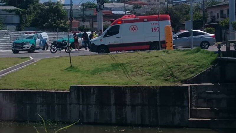 Motociclista morre e passageiro fica gravemente ferido após colisão com poste em Manaus