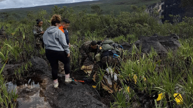 Mulher que quebrou perna durante expedição no AM é resgatada de helicóptero