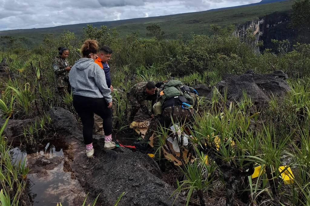 Mulher que quebrou perna durante expedição no AM é resgatada de helicóptero