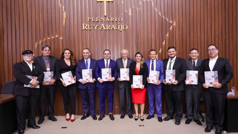 Presidente Roberto Cidade propõe Comissão Permanente em defesa da Zona Franca de Manaus durante entrega da Agenda Legislativa da Indústria