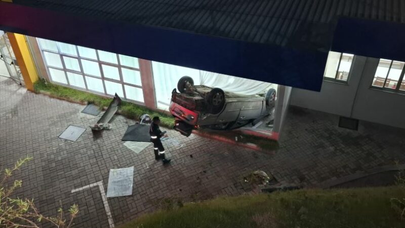 VÍDEO: Carro cai de barranco e deixa feridos em Manaus