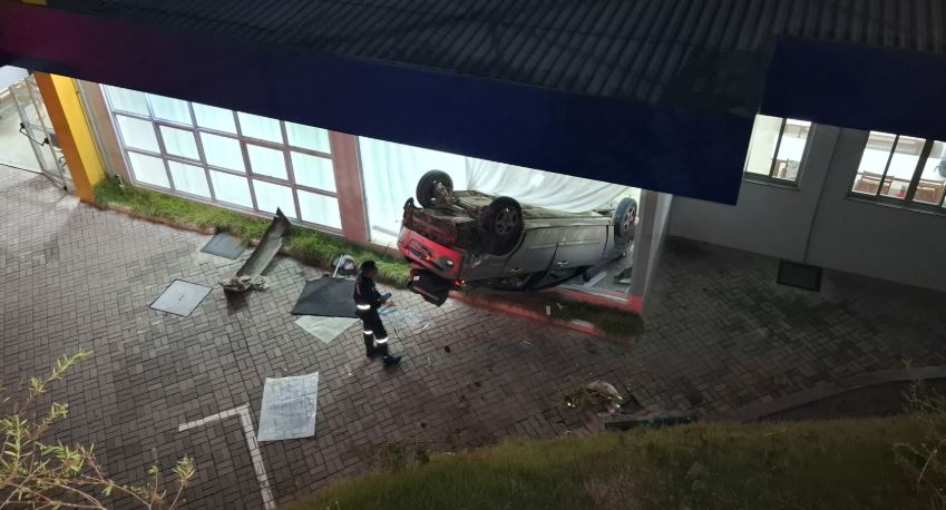 VÍDEO: Carro cai de barranco e deixa feridos em Manaus