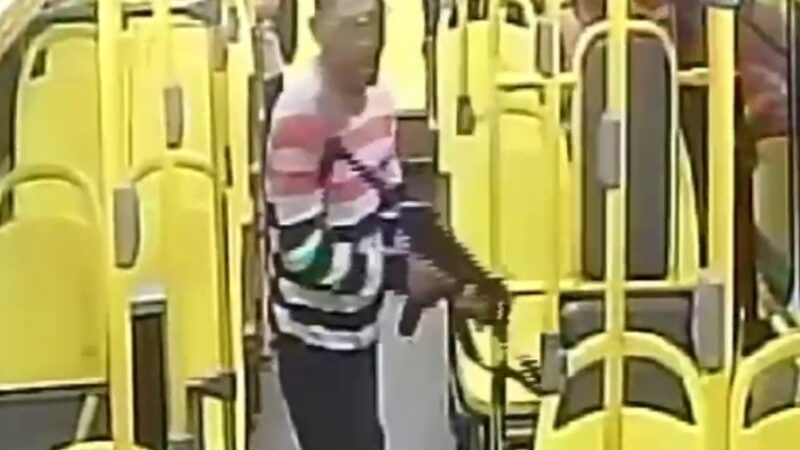 VÍDEO: Suspeitos assaltam ônibus com submetralhadora em Manaus