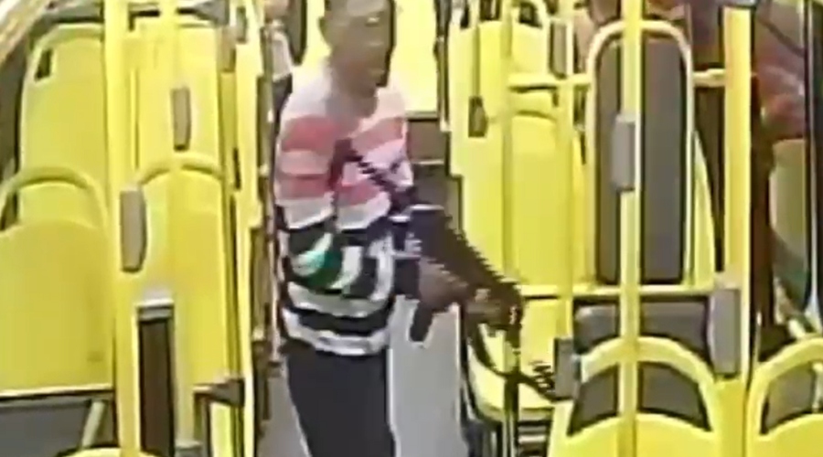 VÍDEO: Suspeitos assaltam ônibus com submetralhadora em Manaus