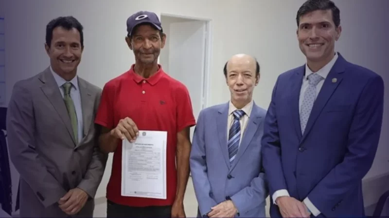 Corregedor da Justiça do DF entrega certidão durante o Registre-se