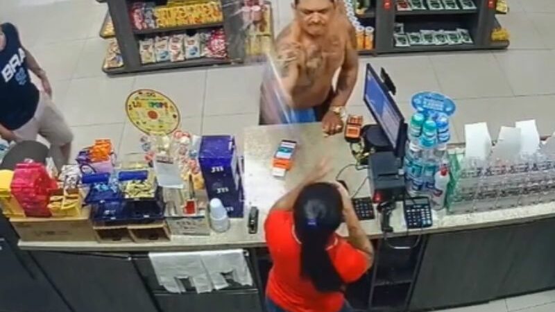homem leva surra após agredir funcionária de posto de gasolina em Manaus
