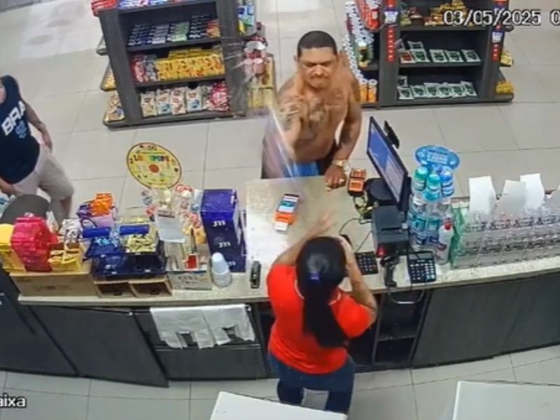 homem leva surra após agredir funcionária de posto de gasolina em Manaus