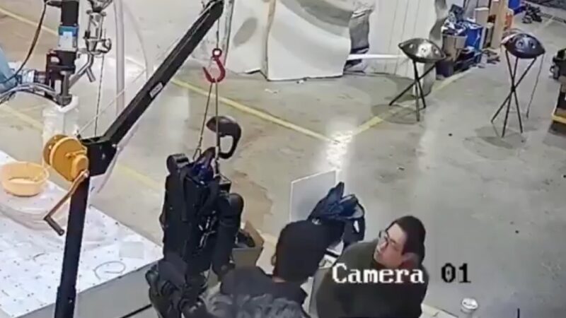 robô humanoide ataca operadores em fábrica; veja vídeo