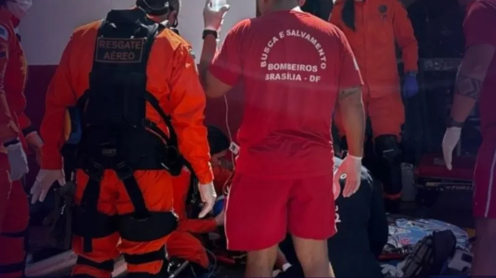 Bombeiros resgatam homem de 37 anos após afogamento próximo à Ponte JK