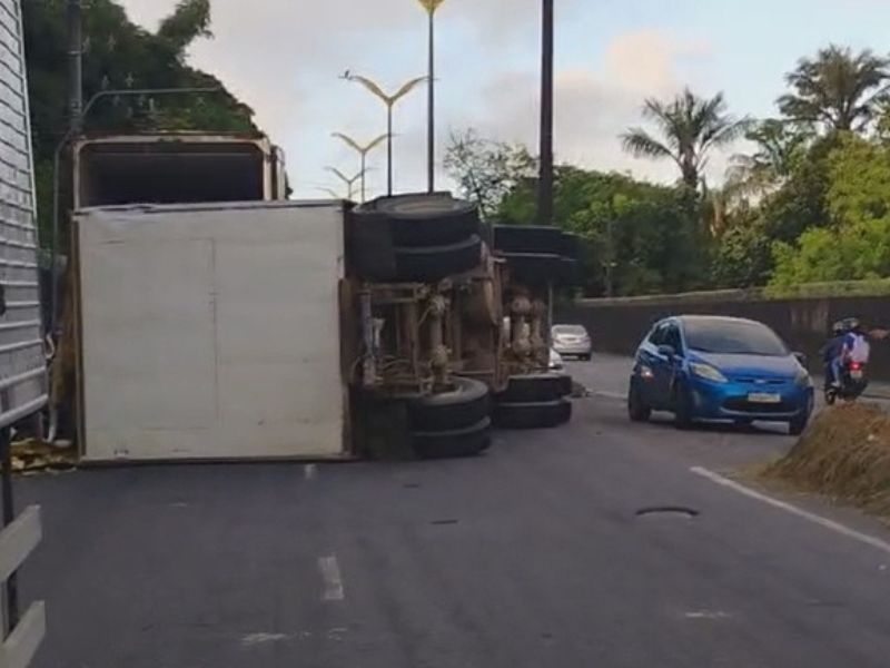 Carreta com ração tomba ao colidir no muro da Base Aérea