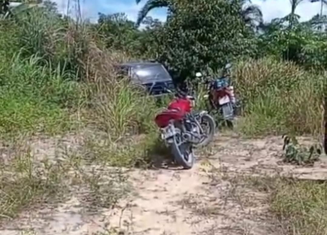 Carro em desmonte é encontrado em mata na estrada do Brasileirinho