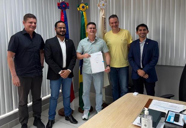 David Almeida sanciona lei que institui o Dia do Farmacêutico em Manaus