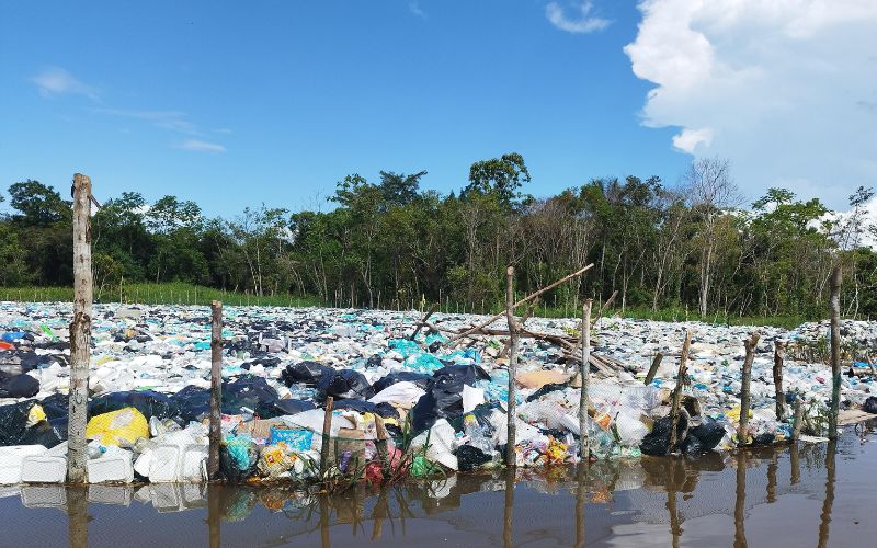 Defensoria cobra ação federal contra lixão peruano na tríplice fronteira