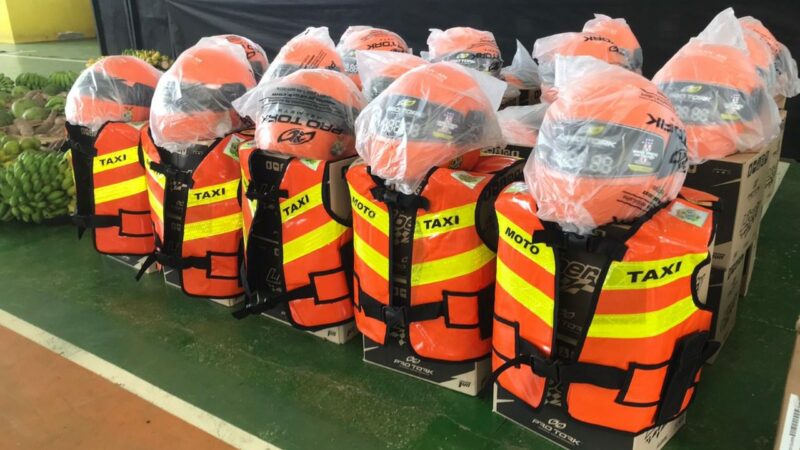 Detran-AM entrega 70 kits de segurança para mototaxistas do município de Boa Vista do Ramos