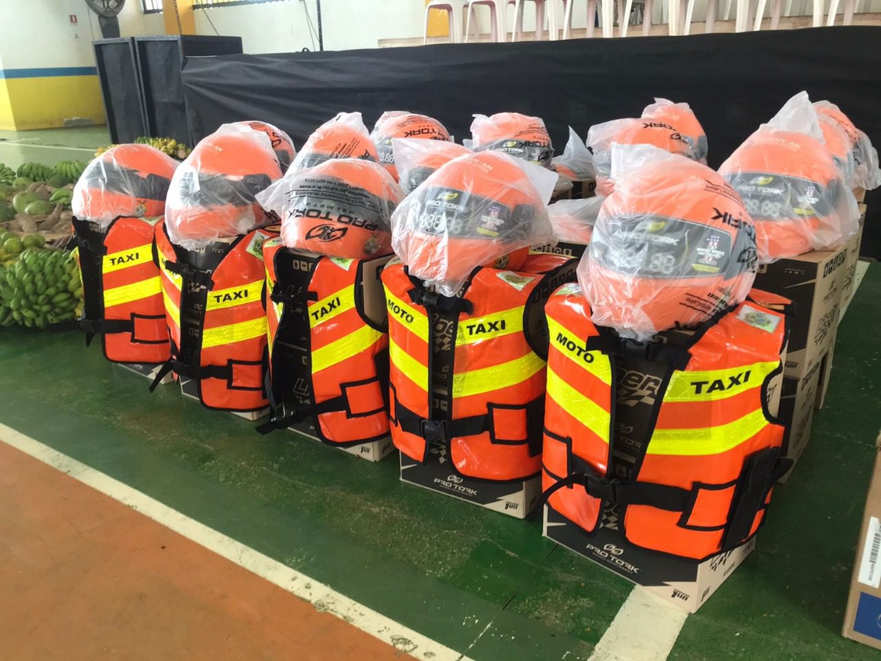 Detran-AM entrega 70 kits de segurança para mototaxistas do município de Boa Vista do Ramos