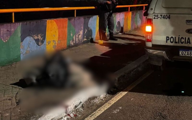 Homem é executado e corpo é deixado em carrinho de mão na avenida Brasil