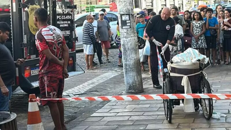 Homem que arrastou corpo do pai em Manaus confessa que matou idoso