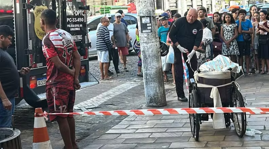 Homem que arrastou corpo do pai em Manaus confessa que matou idoso