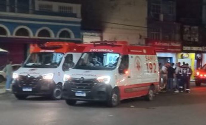 Motociclista atropela pedestre e os dois ficam feridos no Centro de Manaus