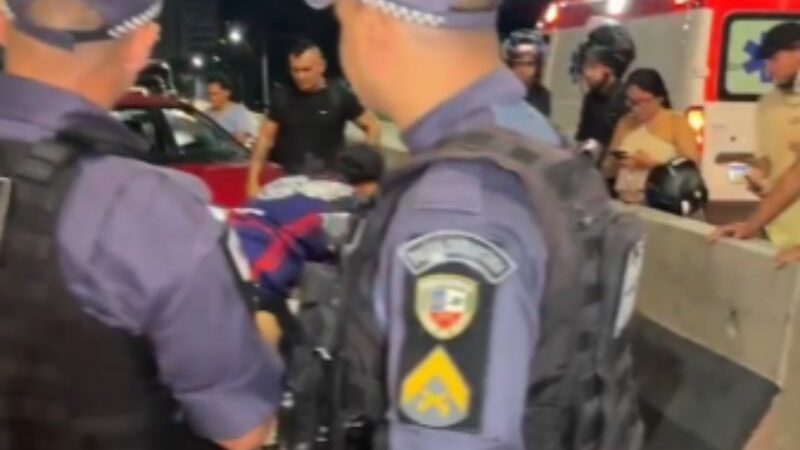 Motociclista é arremessado após grave acidente em Manaus