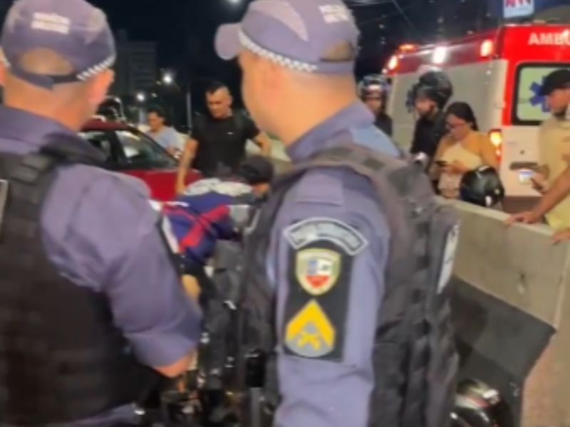 Motociclista é arremessado após grave acidente em Manaus