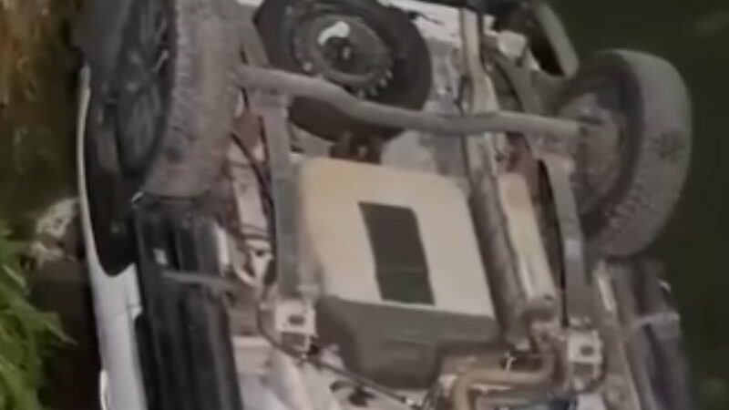 Motorista tenta fugir e cai dentro de igarapé em Manaus