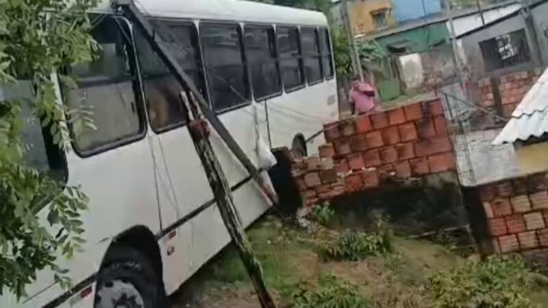Ônibus da linha 085 colide com árvore no Colônia Antônio Aleixo