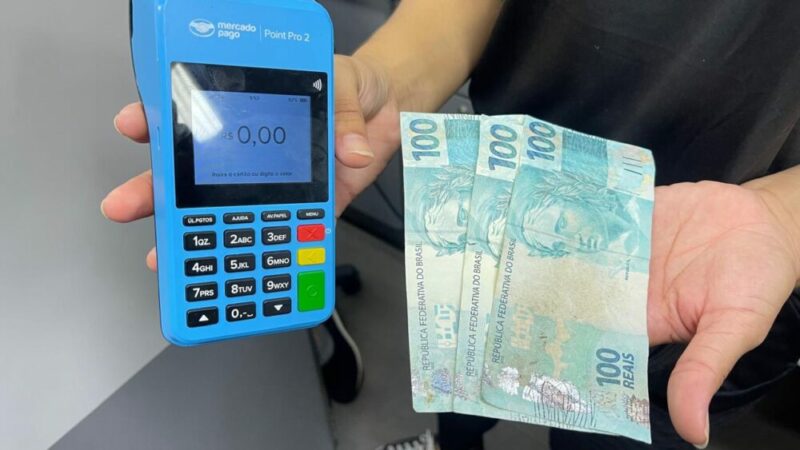 PC prende homem em Parintins por pagar conta do bar de embarcação com notas falsas