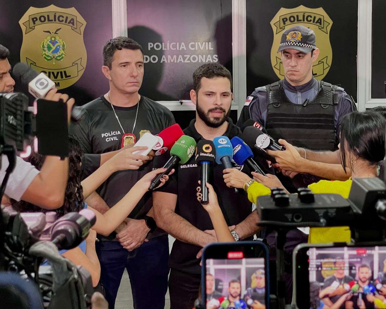 Polícia Civil apura caso de homem que circulava com o pai morto em cadeira de rodas em Manaus