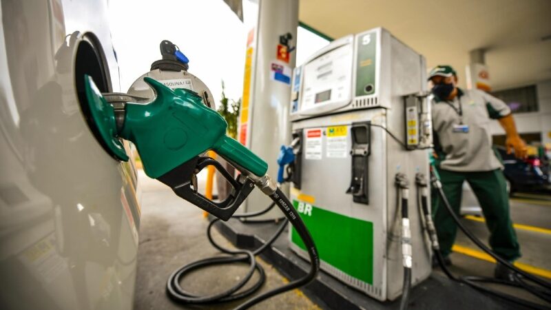 Queda no preço da gasolina anunciada pela Petrobras ainda não chegou ao consumidor, apontam pesquisas
