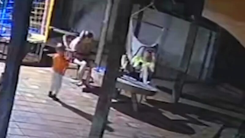 Criança de 2 anos pega arma do pai e mata mãe