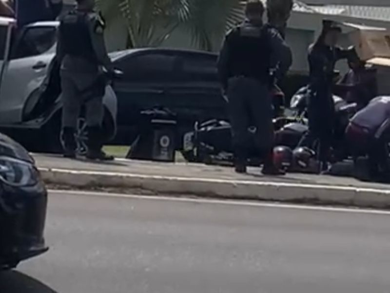Vídeo mostra motociclista em cima de carro após ser arremessado em Manaus
