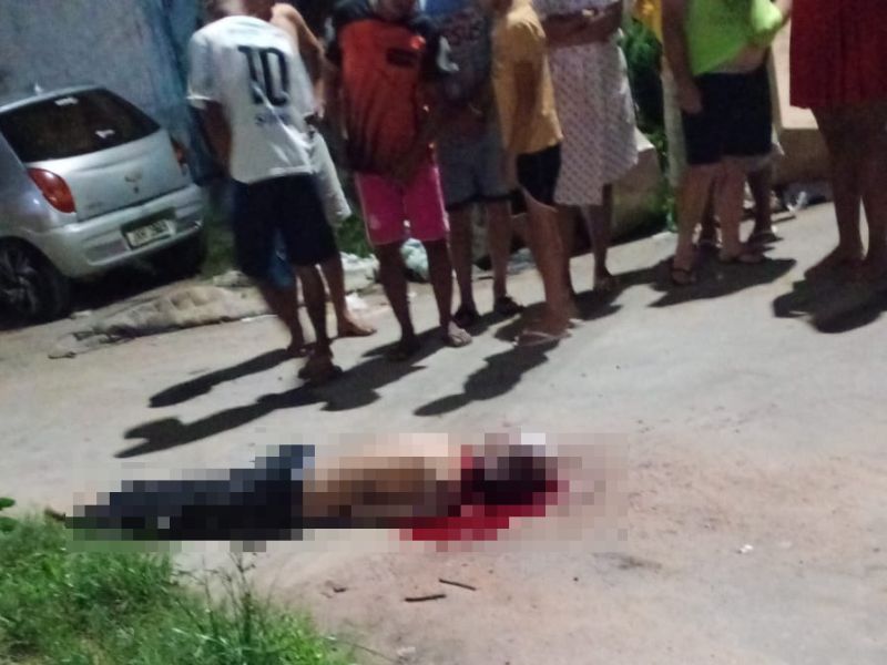 Vídeos chocantes mostram jovem com cabeça destruída após ser crivado de bala em Manaus