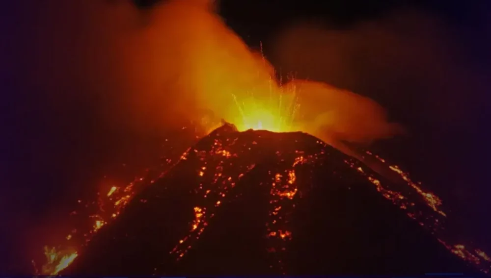 Vulcão entra em erupção na Itália e assusta turistas
