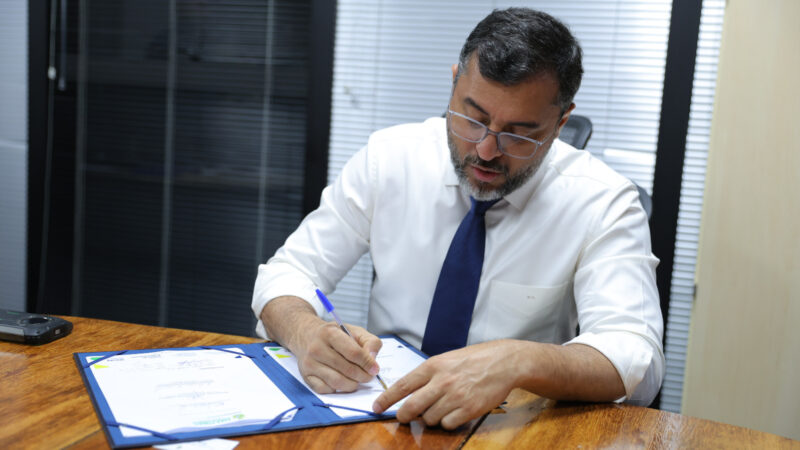 Wilson Lima assina convênio para construção de centro de recreação em Codajás