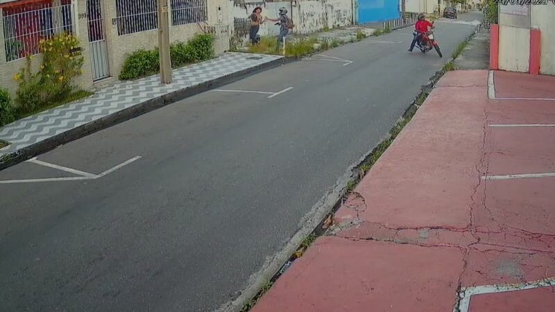 Criminosos assaltam mulher em plena luz do dia no Parque Dez