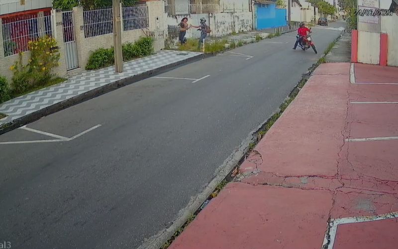 Criminosos assaltam mulher em plena luz do dia no Parque Dez
