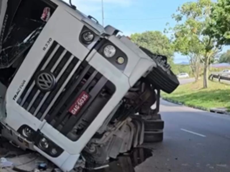 Carreta tomba e interdita avenida de Manaus