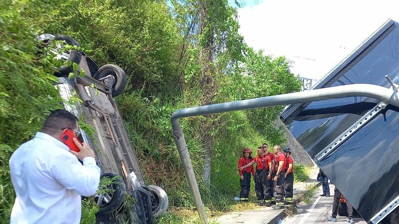 Carro capota e fica na vertical em grave acidente na Avenida das Flores
